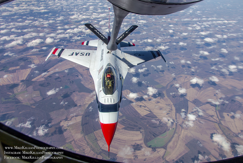Illustration for article titled Watch The Thunderbirds Gas Up From A KC-135 On Their Way To Florida For the Daytona 500